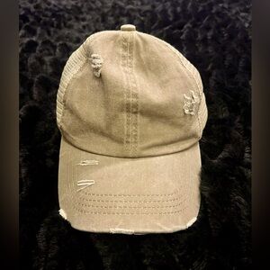 Women’s distressed ponytail hat